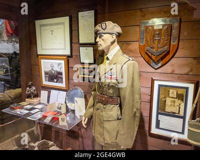 Manufatti appartenenti al tenente colonnello Robert Blair 'Paddy' Mayne, membro fondatore dello Special Air Service (SAS), in mostra al Museo degli anni della guerra ricordato a Ballyclare, Irlanda del Nord. Data immagine: Lunedì 16 agosto 2021. Foto Stock