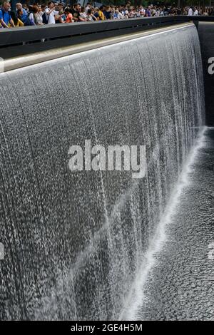 USA, New York City, 9/11 Memorial Ground Zero per la memoria delle vittime di un attentato terroristico dell'11 settembre 2001 alla torre del centro commerciale mondiale, bacino idrico, piscina riflettente, acqua corrente, cascata Foto Stock