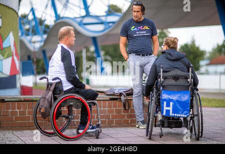 Rostock, Germania. 11 Agosto 2021. Christian Schenk, campione olimpico decathlon di Seoul 1988, incontra Hanna Wichmann e Raimund Spicher del 1.LV Rostock nello stadio di atletica come allenatore di stato dei para-atleti di Mecklenburg-Vorpommern. Credit: Jens Büttner/dpa-Zentralbild/dpa/Alamy Live News Foto Stock