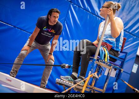 Rostock, Germania. 11 Agosto 2021. Christian Schenk, campione olimpico di decathlon a Seoul nel 1988, si allena con Hanna Wichmann da 1.LV Rostock nel colpo messo come allenatore di stato dei para-atleti a Mecklenburg-Vorpommern. Credit: Jens Büttner/dpa-Zentralbild/dpa/Alamy Live News Foto Stock