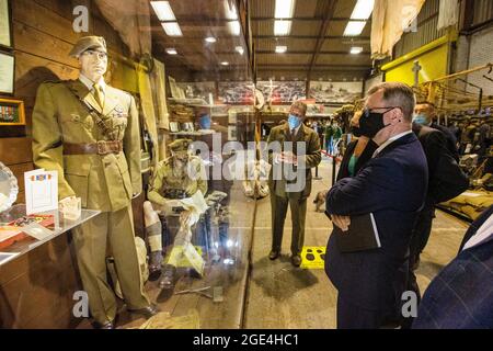 Il leader del DUP Sir Jeffrey Mark Donaldson MP (a sinistra) esamina i manufatti appartenenti al tenente colonnello Robert Blair 'Paddy' Mayne, membro fondatore dello Special Air Service (SAS), in mostra al War Years Memened Museum di Ballyclare, Irlanda del Nord. Data immagine: Lunedì 16 agosto 2021. Foto Stock