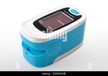 Salute cardiovascolare, livello di saturazione di ossigeno e analisi del sangue concetto di dispositivo elettronico con pulsossimetro isolato su sfondo blu con Clippi Foto Stock