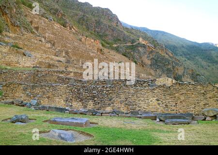 Le terrazze di Pumatallis all'interno della Cittadella di Ollantaytambo Incas, Provincia di Urubamba, Regione di Cusco, Perù Foto Stock