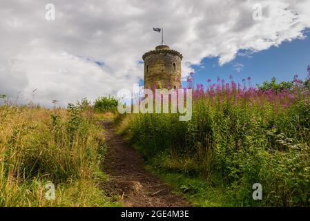 La Knights Law Tower, conosciuta anche come Terregles Tower, una vecchia colombaia sulla Pencuik House Estate a Midlothian, Scozia Foto Stock