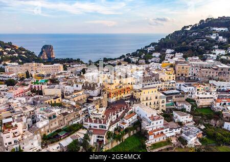 Vista aerea del drone dell'isola di Capri. Giorno estivo soleggiato. Italia Foto Stock