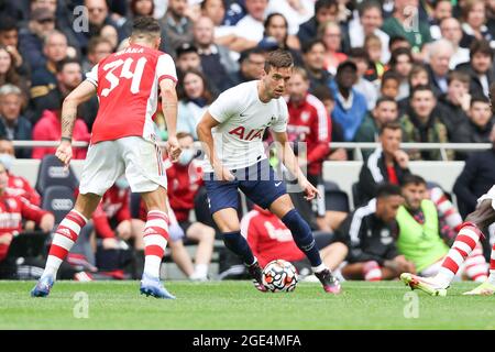 Londra, Regno Unito. 11 Agosto 2021. Giovani lo Celso di Tottenham Hotspur è sfidato da Granit Xhaka di Arsenal durante la pre-stagione amichevole (The Mind Series) partita tra Tottenham Hotspur e Arsenal al Tottenham Hotspur Stadium, Londra, Inghilterra, l'8 agosto 2021. Foto di Ken Sparks. Solo per uso editoriale, è richiesta una licenza per uso commerciale. Nessun utilizzo nelle scommesse, nei giochi o nelle pubblicazioni di un singolo club/campionato/giocatore. Credit: UK Sports Pics Ltd/Alamy Live News Foto Stock