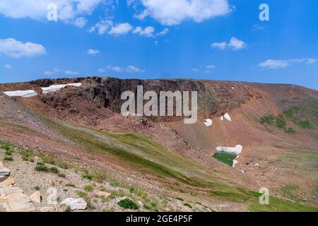 Vista delle scogliere di Lava e del lago alpino nel Rocky Mountain National Park, Colorado, USA Foto Stock