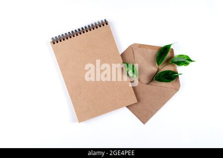 Blocco note e busta in carta riciclata Foto Stock