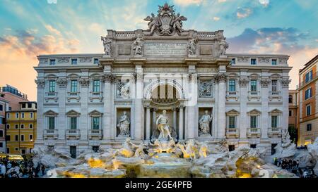 Roma, Italia - Marzo 2017: Fontana di Trevi in serata. La fontana di Trevi è una delle principali attrazioni di Roma e d'Italia Foto Stock