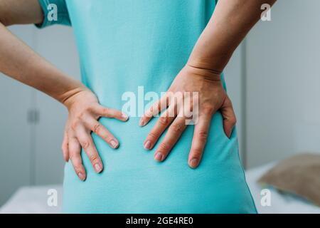 La donna sta avvertendo la parte posteriore più bassa dovuto il dolore del rene Foto Stock