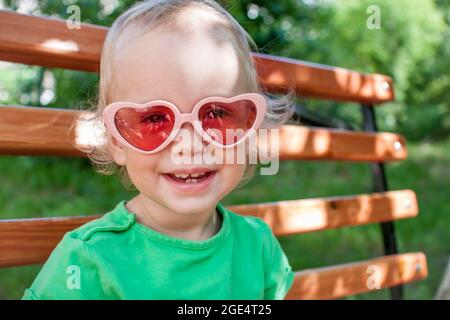 bimba con occhiali a forma di cuore Stock Photo