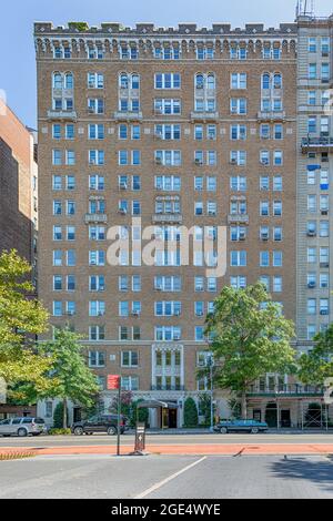 25 West 81st Street, eretta nel 1908, è stata progettata da Gronenberg & Leuchtag in stile neo-romanico. Foto Stock