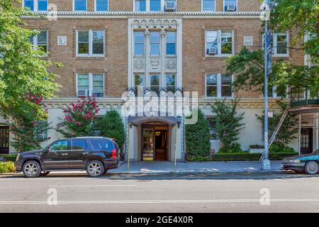 25 West 81st Street, eretta nel 1908, è stata progettata da Gronenberg & Leuchtag in stile neo-romanico. Foto Stock