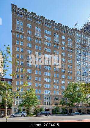 25 West 81st Street, eretta nel 1908, è stata progettata da Gronenberg & Leuchtag in stile neo-romanico. Foto Stock