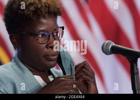 Washington, Stati Uniti. 16 agosto 2021. Il Direttore del Dipartimento della Sanità della DC LaQuandra Nesbitt parla durante una conferenza stampa sull'aggiornamento situazionale di Covid 19 presso le vecchie Camere del Consiglio di Washington DC, USA Credit: SOPA Images Limited/Alamy Live News Foto Stock