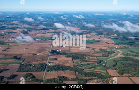 Immagine di un volo su Middleton, Wisconsin, in una splendida giornata autunnale. Foto Stock