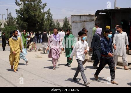 Kabul, Afghanistan. 16 agosto 2021. Gli afgani si riuniscono intorno all'area dell'aeroporto di Kabul, che è controllata dall'esercito degli Stati Uniti a Kabul, Afghanistan, lunedì 16 agosto 2021. Migliaia di afgani si precipitarono sulla asfalto dell'aeroporto internazionale di Kabul per fuggire dopo che le forze talebane avevano sequestrato il paese. Foto di Bashir Darwish/ Credit: UPI/Alamy Live News Foto Stock