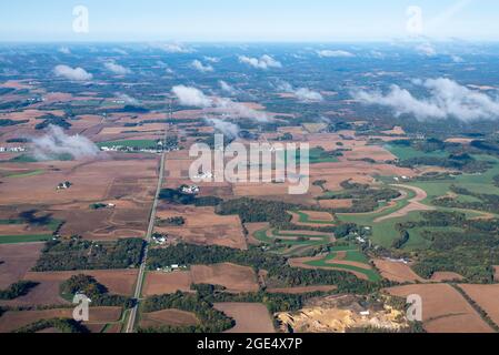 Immagine di un volo su Middleton, Wisconsin, in una splendida giornata autunnale. Foto Stock