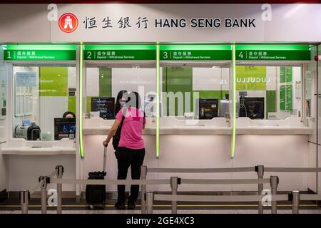 Hong Kong, Cina. 3 agosto 2021. Un cliente viene visto in una filiale di Hang Seng Bank a Hong Kong. (Credit Image: © Budrul Chukrut/SOPA Images via ZUMA Press Wire) Foto Stock