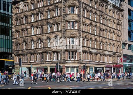 I pedoni passavano dall'Old Waverley Hotel su Princes Street, Edimburgo, Scozia, Regno Unito. Foto Stock