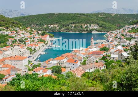 Vista spettacolare sulla città di Pucisca situata sulla costa nord dell'isola di Brac in Croazia Foto Stock
