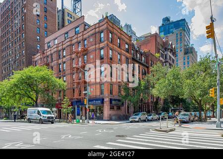 200 West 78th Street è un'accogliente casa di appartamenti in mattoni e brownstone all'angolo di Amsterdam Avenue. Il moderno attico era un'aggiunta tardiva. Foto Stock