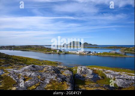 Villaggio di pescatori di Gjesvaer nella parte occidentale dell'isola di Mageroya, Finnmark, Norvegia. Foto Stock