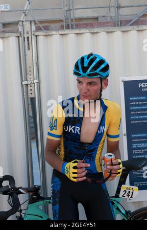 Soissons, Francia. 14 agosto 2021. Denys Khotulov, membro del team ucraino visto dopo la prima tappa del Tour de l'Avenir 2021 che si è svolto tra Charleville-Mezieres e Soissons nel 161, 2 km.il Tour de l'Avenir è una gara ciclistica che si svolge dal 13 al 22 agosto, 2021 e riservato ai ciclisti di età inferiore ai 23 anni. Il vincitore della prima tappa è il norvegese Soren Waerenskjold in volata. Mantiene la maglia gialla del leader acquisita il giorno prima del prologo. Credit: SOPA Images Limited/Alamy Live News Foto Stock