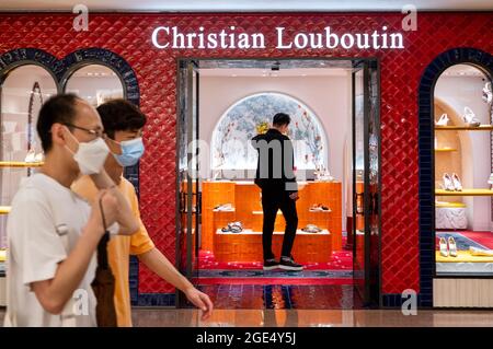 Hong Kong, Cina. 15 agosto 2021. Un acquirente entra nel negozio di scarpe di lusso francese Christian Louboutin a Hong Kong. Credit: SOPA Images Limited/Alamy Live News Foto Stock