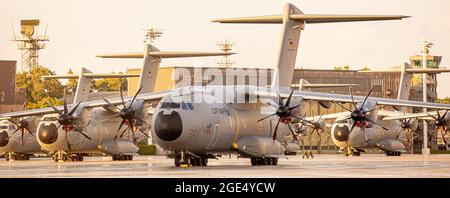 Wunstorf, Germania. 16 agosto 2021. Airbus A400M aeromobili da trasporto dell'aeronautica tedesca stand presso la base aerea di Wunstorf nella regione di Hannover. In vista del rapido progresso dei talebani in Afghanistan, la Bundeswehr ha iniziato a evacuare i cittadini tedeschi e le forze afghane locali da Kabul. Credit: Moritz Frankenberg/dpa/Alamy Live News Foto Stock