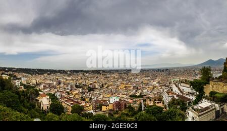 Panorama aereo della Città di Napoli Italia con il Vesuvio sullo sfondo. Foto Stock
