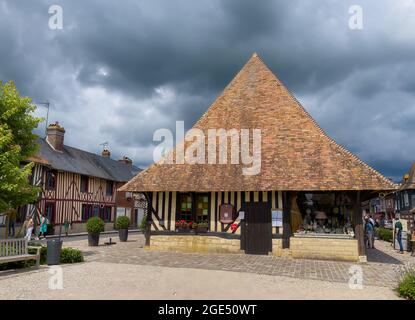 Beuvron en Auge, Francia - 3 agosto 2021: Beuvron-en-Auge, uno dei più bei villaggi di Francia, è un comune nel dipartimento del Calvados e N Foto Stock