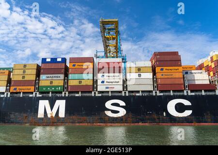 Le Havre, Francia - 29 luglio 2021: Containership della società MSC, leader mondiale nel trasporto di container Foto Stock