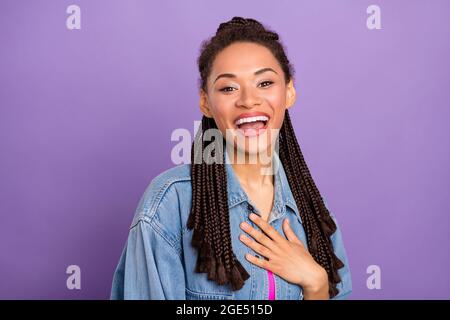 Ritratto di bella bruna allegra impressionato ragazza ridendo divertente scherzo isolato su viola brillante rosso sfondo colore Foto Stock