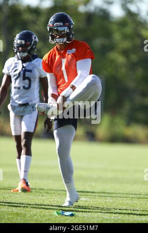 Chicago Bears Quarterback Justin Fields (1) si estende durante il campo di addestramento a Halas Hall, Lunedi, 16 agosto 2021, in Lake Forest, Illinois. (Melissa Foto Stock