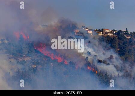 Gerusalemme. 16 agosto 2021. Un massiccio fuoco selvatico è visto vicino a Gerusalemme, il 16 agosto 2021. Secondo i funzionari di lunedì, Israele sta valutando la possibilità di chiedere assistenza internazionale nella lotta contro un massiccio incendio che infuria negli ultimi due giorni nei pressi di Gerusalemme. Circa 45 squadre di combattimento e dieci aerei stavano combattendo contro i blazes, secondo una dichiarazione rilasciata dai servizi di soccorso e di fuoco. La Kan radio, di proprietà statale di Israele, ha riferito che più di 17 chilometri quadrati di foresta erano già stati consumati. Credit: Xinhua/Alamy Live News Foto Stock