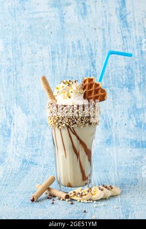 Frullato di cioccolato con banana su sfondo blu Foto Stock