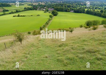 Splendido scenario dalle Chalke Hills, North Wessex Downs sopra Oare, Wiltshire AONB UK Foto Stock