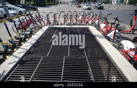 Bucarest, Romania - 12 agosto 2021: Gli scooter elettrici splash e le biciclette Citylink sono parcheggiati su un marciapiede a Bucarest. Questa immagine è per l'editoriale u Foto Stock