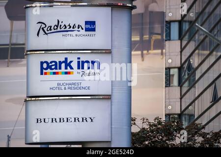 Bucarest, Romania - 12 agosto 2021: Logo del Radisson Blu Hotel Bucarest. Questa immagine è solo per uso editoriale. Foto Stock