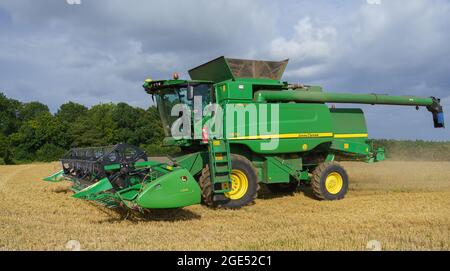 Una mietitrebbia John Deere Hillmaster T670 in azione per la raccolta del grano Foto Stock