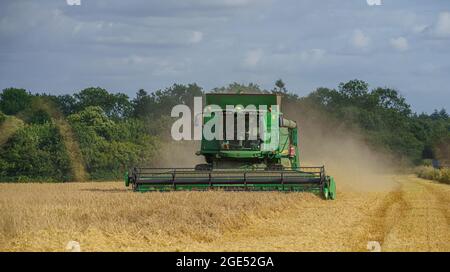 Una mietitrebbia John Deere Hillmaster T670 in azione per la raccolta del grano Foto Stock