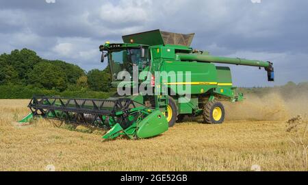 Una mietitrebbia John Deere Hillmaster T670 in azione per la raccolta del grano Foto Stock