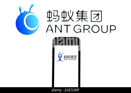 In questa illustrazione, sullo smartphone e sullo sfondo viene visualizzato il logo di ANT Group. Foto Stock