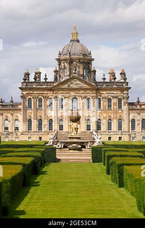 Castello Howard & Atlas Fountain nel North Yorkshire e vista dal lato sud. Foto Stock
