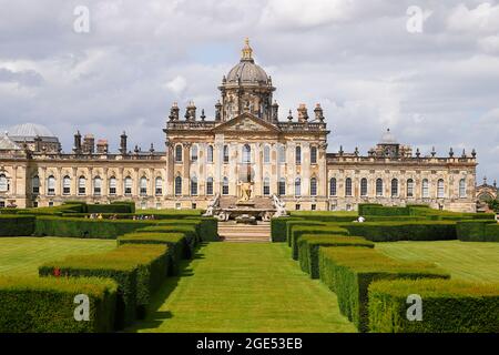 Castello Howard & Atlas Fountain nel North Yorkshire e vista dal lato sud. Foto Stock