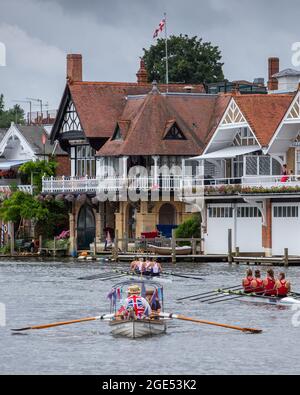 Henley-upon-Thames, Oxfordshire, Regno Unito. Henley Royal Regatta, Covid ha adattato le gare con le manche tradizionali che hanno portato alla grande finale domenicale di agosto Foto Stock