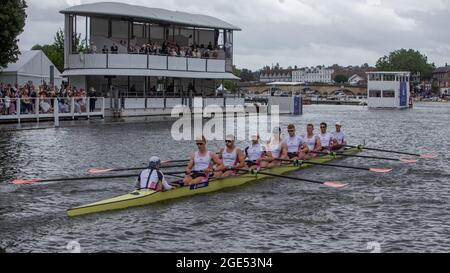 Henley-upon-Thames, Oxfordshire, Regno Unito. Henley Royal Regatta, Covid ha adattato le gare con le manche tradizionali che hanno portato alla grande finale domenicale di agosto Foto Stock