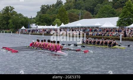 Henley-upon-Thames, Oxfordshire, Regno Unito. Henley Royal Regatta, Covid ha adattato le gare con le manche tradizionali che hanno portato alla grande finale domenicale di agosto Foto Stock