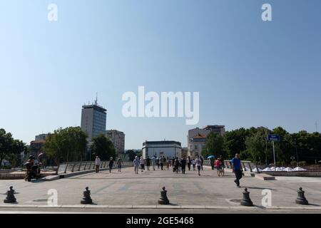 NIS, Serbia - 14 agosto 2021 Ponte pavimentato con piastrelle di granito pieno di persone nella città di NIS centro in un giorno d'estate Foto Stock